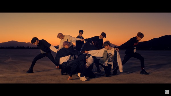 Stray Kids đầy bụi bặm, phóng khoáng trên đất Mỹ trong MV Double Knot - Hình 1