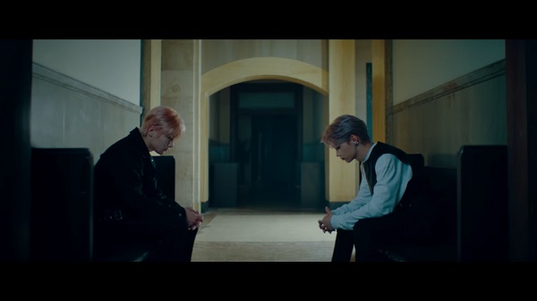 Stray Kids đầy bụi bặm, phóng khoáng trên đất Mỹ trong MV Double Knot - Hình 6