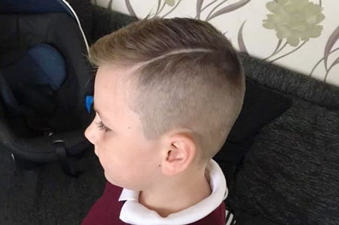 Bố quyết định hi sinh mái tóc của mình để làm một việc giúp con trai không  còn sợ cắt tóc