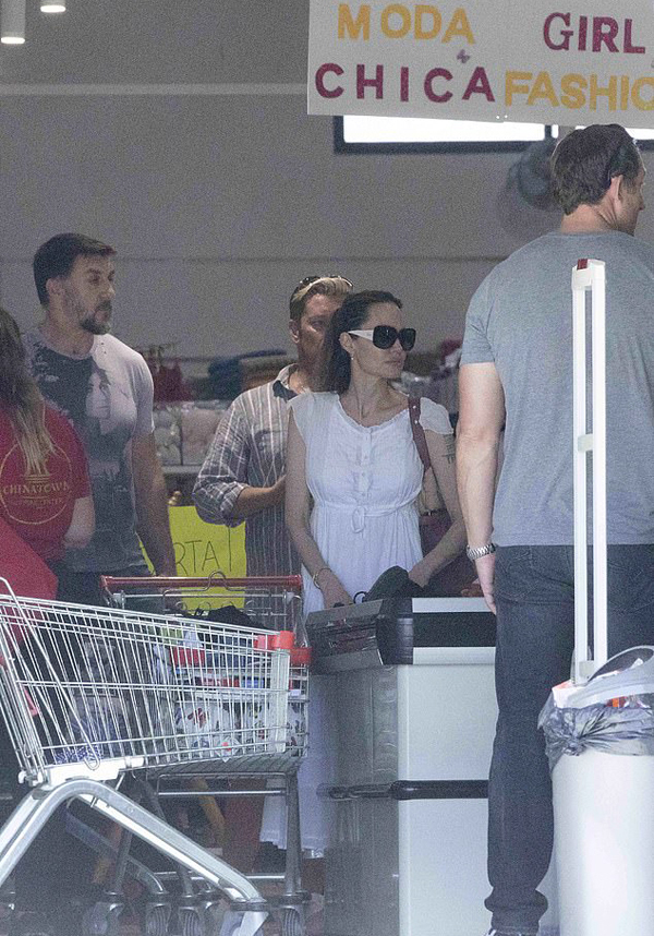 Jolie wears slippers to go shopping with her children - Picture 6