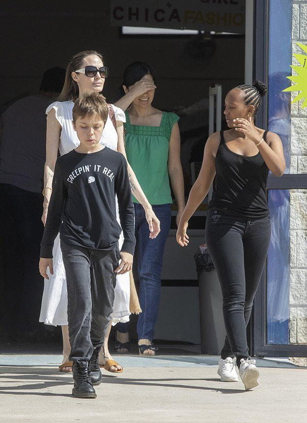 Jolie wears slippers to go shopping with her children - Photo 3