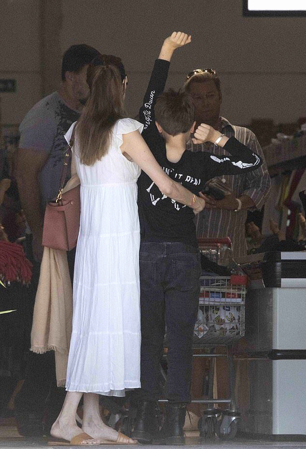 Jolie wears slippers to go shopping with her children - Picture 4