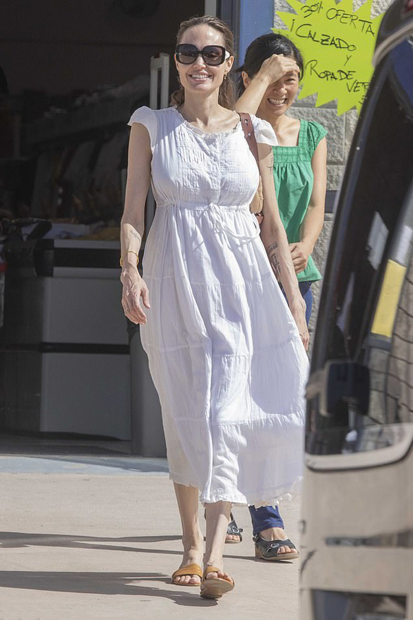 Jolie wears slippers to go shopping with her children - Picture 2