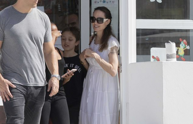 Jolie wears slippers to go shopping with her children - Picture 7