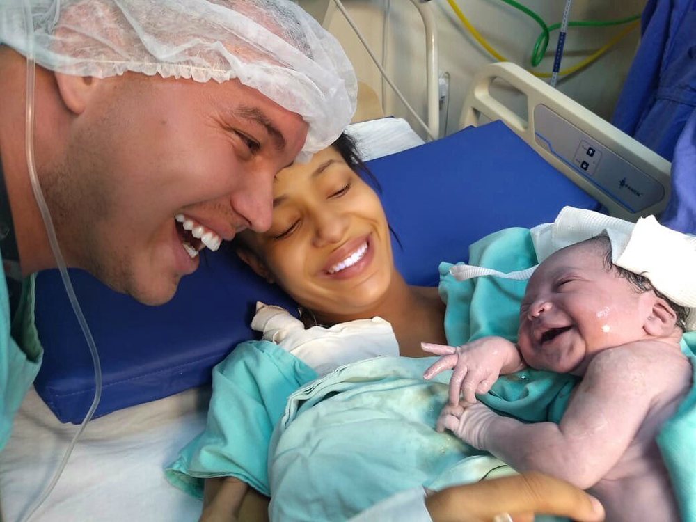 Vừa chào đời, em bé sơ sinh cười khoái chí khi nhận ra giọng bố mình - Hình 2