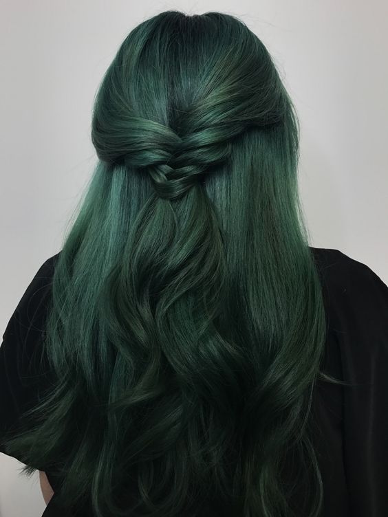 Nhuộm tóc màu xanh rêu trầm và toner là một sự kết hợp tuyệt vời để tạo ra một mái tóc độc đáo và tinh tế. Màu xanh rêu trầm thường được sử dụng để làm nổi bật sự tượng trưng của sự năng động và trẻ trung, trong khi toner giúp tăng độ sáng cho màu tóc. Hãy xem hình ảnh để cảm nhận sự đẹp và độc đáo của mái tóc này.