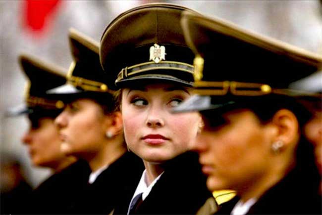 Phụ nữ Nga mặc quân phục đẹp và quyến rũ nhất hành tinh - Hình 12
