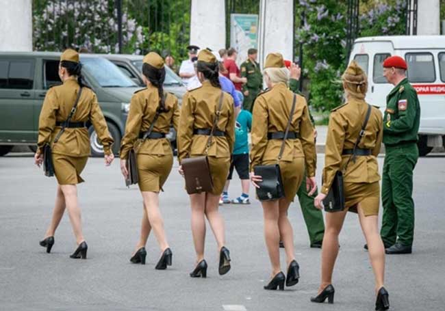 Phụ nữ Nga mặc quân phục đẹp và quyến rũ nhất hành tinh - Hình 13