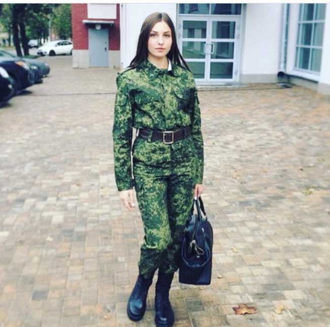 Phụ nữ Nga mặc quân phục đẹp và quyến rũ nhất hành tinh - Hình 2