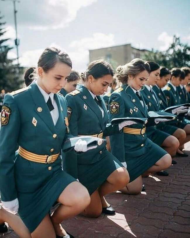 Phụ nữ Nga mặc quân phục đẹp và quyến rũ nhất hành tinh - Hình 10