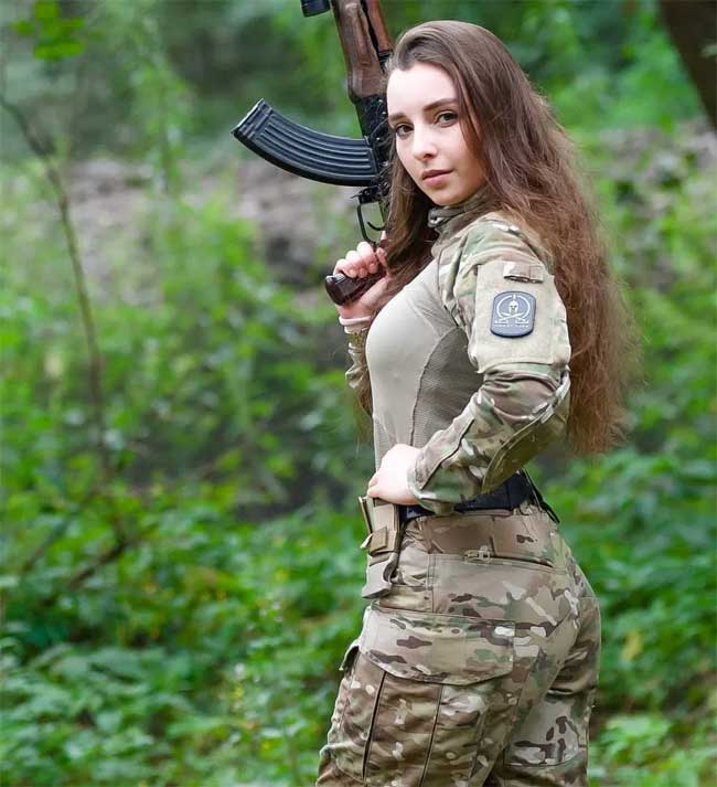 Phụ nữ Nga mặc quân phục đẹp và quyến rũ nhất hành tinh - Hình 7