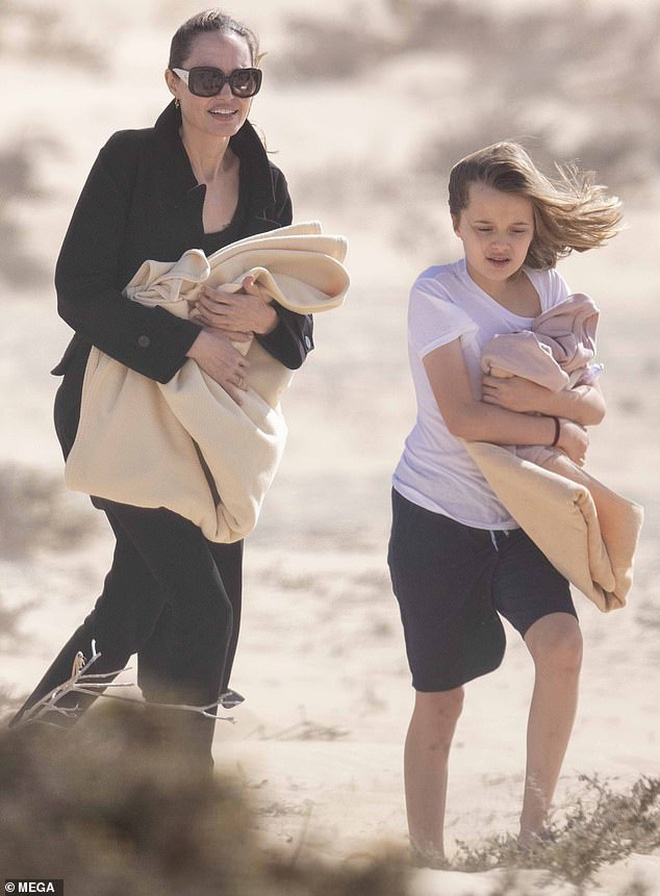 Angelina Jolie takes her children out like she's filming a movie: She stands out even though her skinny body is exposed, side by side with her new Marvel blockbuster co-star - Photo 3