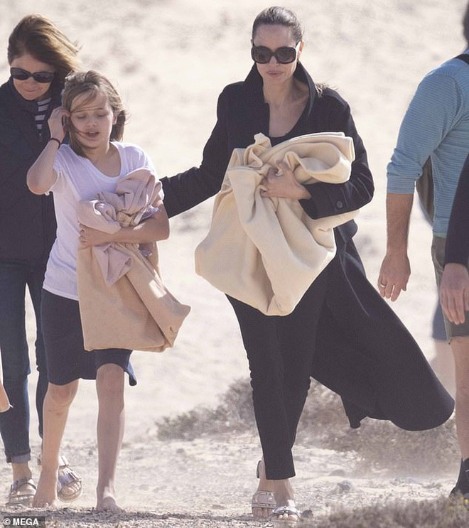 Angelina Jolie takes her children out like she's filming a movie: Standing out even though her skinny body is exposed, side by side with her new Marvel blockbuster co-star - Photo 5