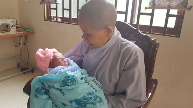 Bé trai sơ sinh bị mẹ bỏ lại trong chùa Thanh Lương - Hình 1