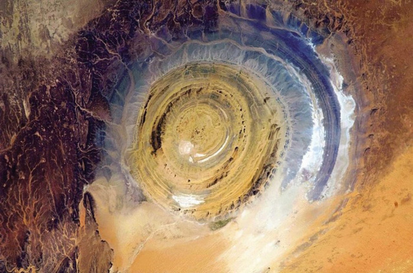 Bí ẩn vùng đất nhìn từ trên cao trông như mắt người ở sa mạc Sahara - Hình 1
