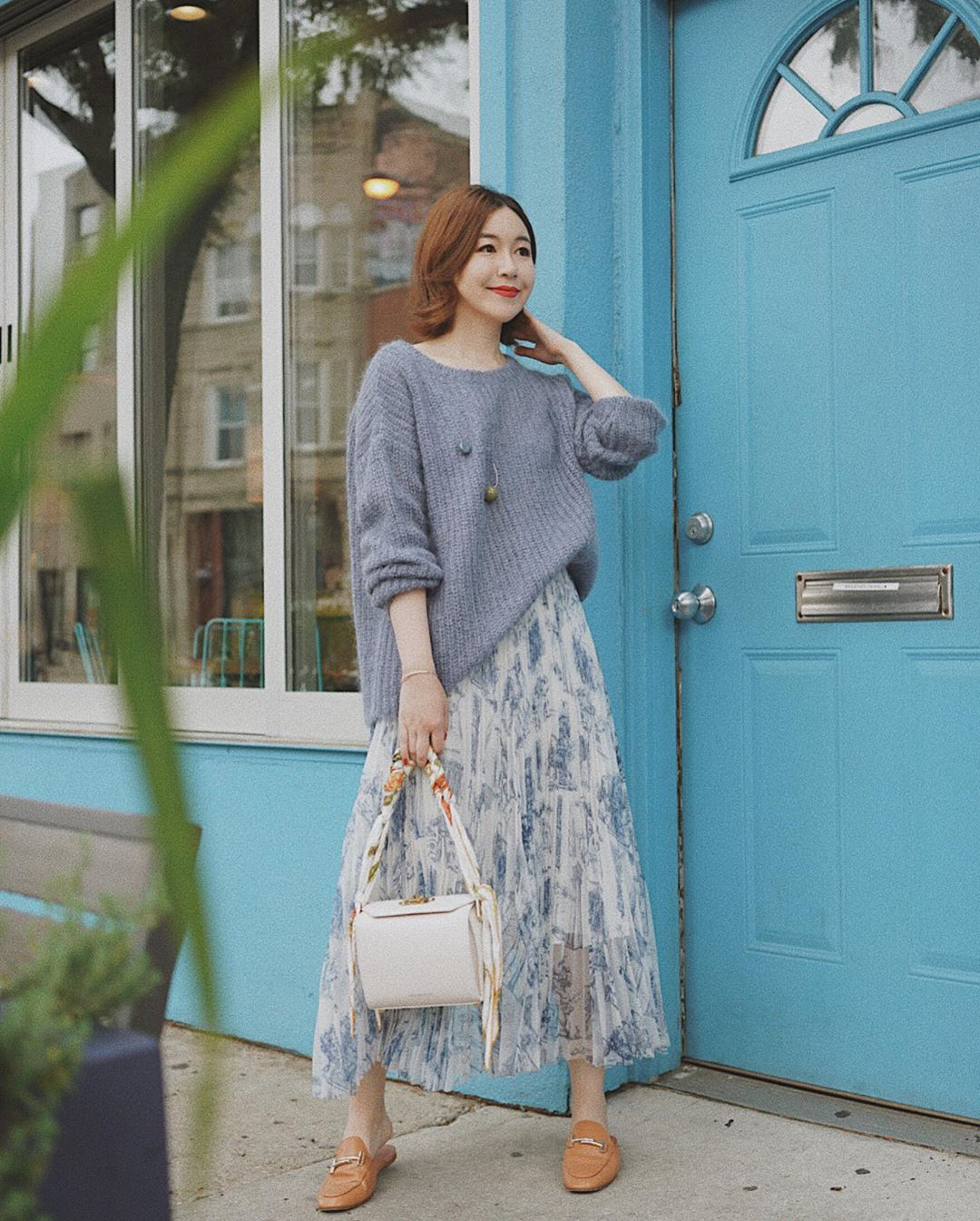 Biết 4 công thức sau, bạn đã hơn đứt người ta ở khoản diện chân váy midi tuyệt xinh và chuẩn mốt - Hình 2