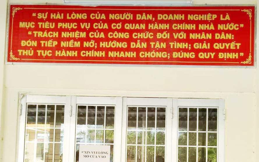 Cà Mau: Cách chức cán bộ 'hành dân' đi lại 5 lần và phải chi tiền mới làm giấy khai sinh - Hình 1