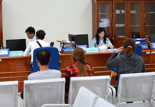 Cà Mau: Cách chức cán bộ 'hành dân' đi lại 5 lần và phải chi tiền mới làm giấy khai sinh - Hình 2