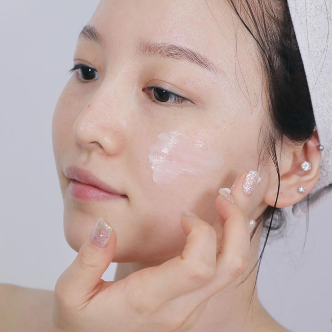 Da dầu đổ dầu nhiều vào mùa hanh khô, ấy là bởi bạn chưa chọn được 1 em dưỡng ẩm thích hợp - Hình 1