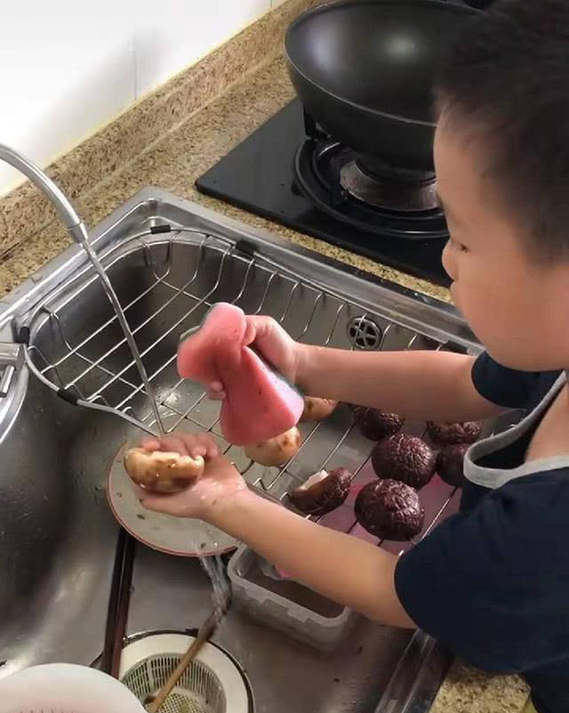 Giao cho con trai nhiệm vụ rửa nấm, cậu bé hì hụi mãi không xong, mẹ trẻ trực tiếp đi kiểm tra thì tá hỏa với cảnh tượng - Hình 3