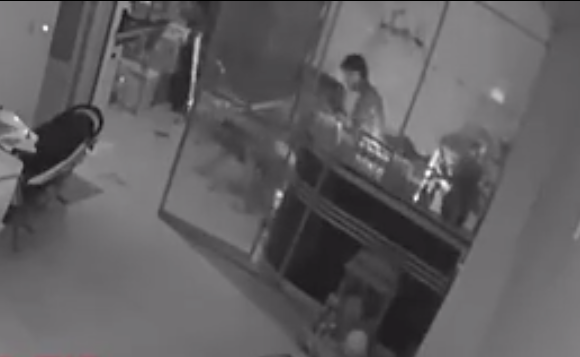 Hãi hùng cảnh 1 phụ nữ bị gã trai trút mưa dao xuống người ở HN - Hình 2