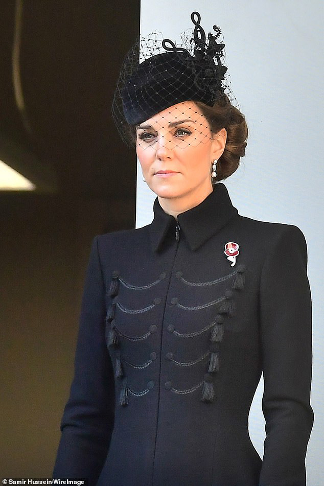 Meghan Markle bị chê gương mặt ảm đạm, không thể chán hơn khi tiếp tục xuất hiện cùng chị dâu Kate - Hình 5
