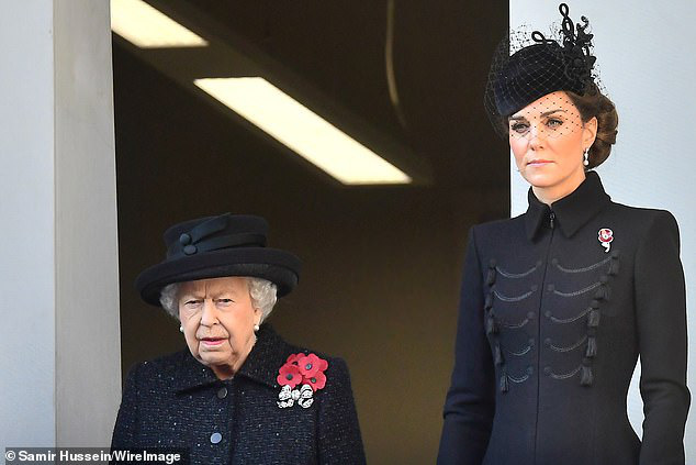 Meghan Markle bị chê gương mặt ảm đạm, không thể chán hơn khi tiếp tục xuất hiện cùng chị dâu Kate - Hình 2