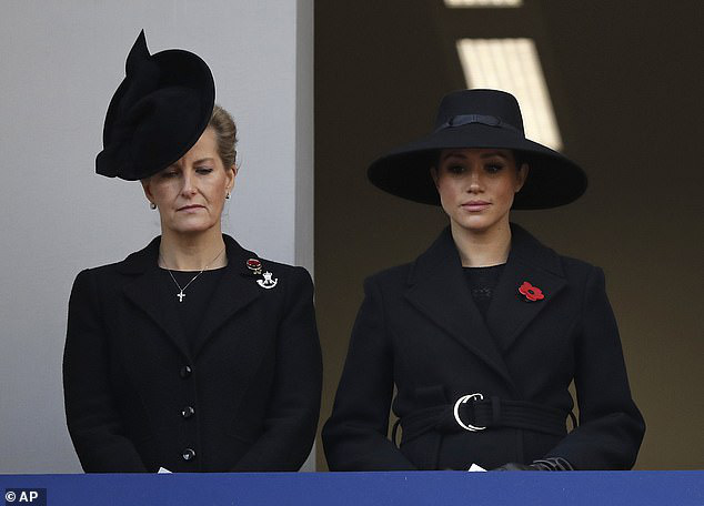Meghan Markle bị chê gương mặt ảm đạm, không thể chán hơn khi tiếp tục xuất hiện cùng chị dâu Kate - Hình 3