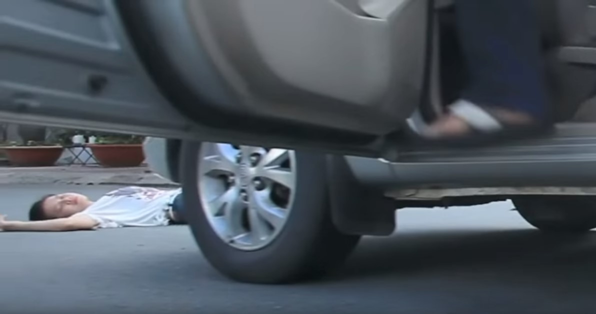 Những tai nạn khó đỡ trong MV V-pop xem mà tức: Vũ Cát Tường gãy chân, Nguyễn Trần Trung Quân, Noo Phước Thịnh chết lãng xẹt - Hình 16