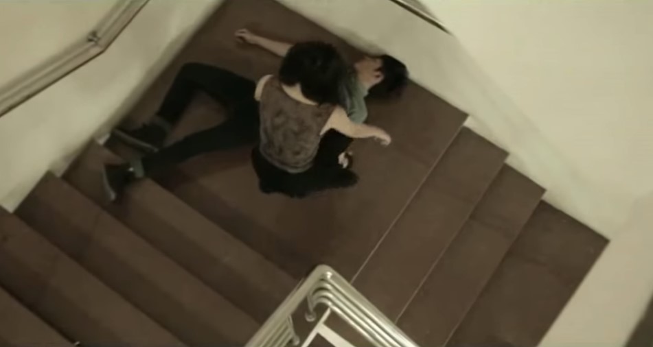 Những tai nạn khó đỡ trong MV V-pop xem mà tức: Vũ Cát Tường gãy chân, Nguyễn Trần Trung Quân, Noo Phước Thịnh chết lãng xẹt - Hình 19