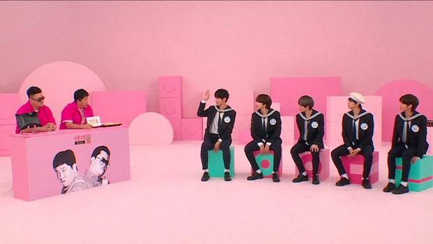 Ơn giời, cuối cùng Bighit cũng để cho em trai BTS thể hiện khả năng giải trí khi đi show ngoài! - Hình 1