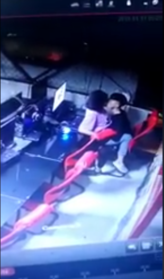 Sốc: Đỏ mặt với cặp đôi hôn hít, sờ soạng vùng nhạy cảm nhiệt tình trong quán net - Hình 2