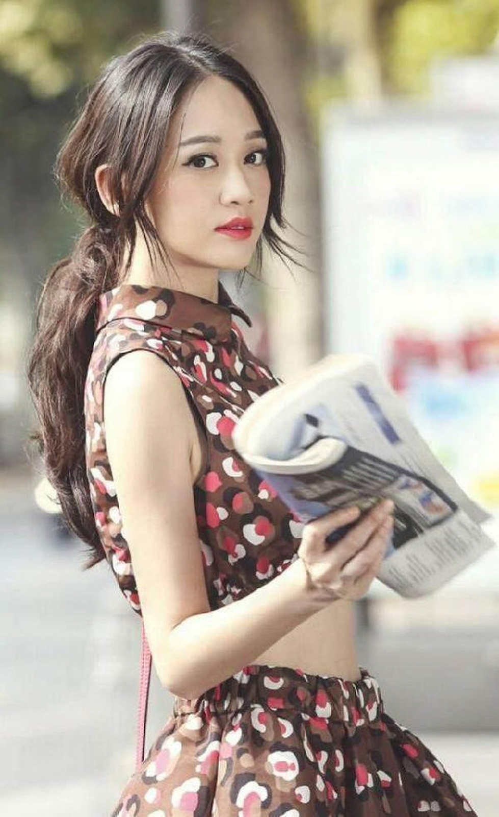 Trần Kiều Ân mặc đồ hớ hênh, để lộ phần nhạy cảm trên sóng truyền hình - Hình 2