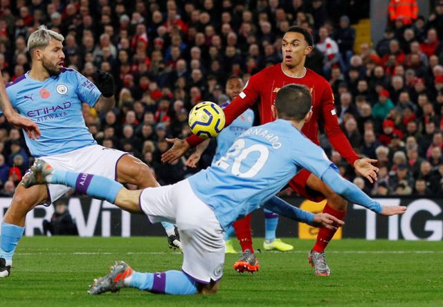 Tranh cãi nảy lửa quanh việc công nghệ VAR bị tố thiên vị Liverpool - Hình 1