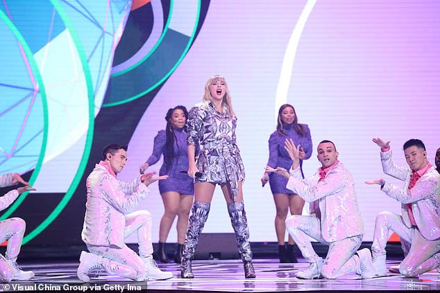 Taylor Swift thể hiện đẳng cấp, biểu diễn cực sung trên sân khấu - Hình 8