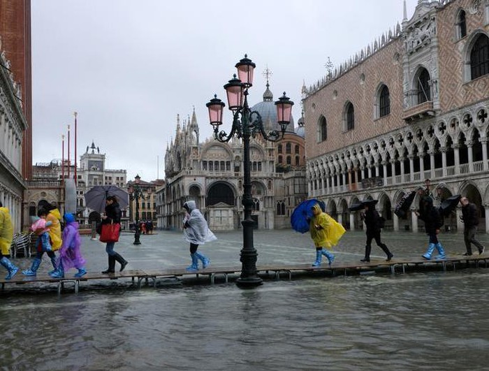 Khách du lịch bì bõm lội nước... khi tới Venice, Italy - Hình 1