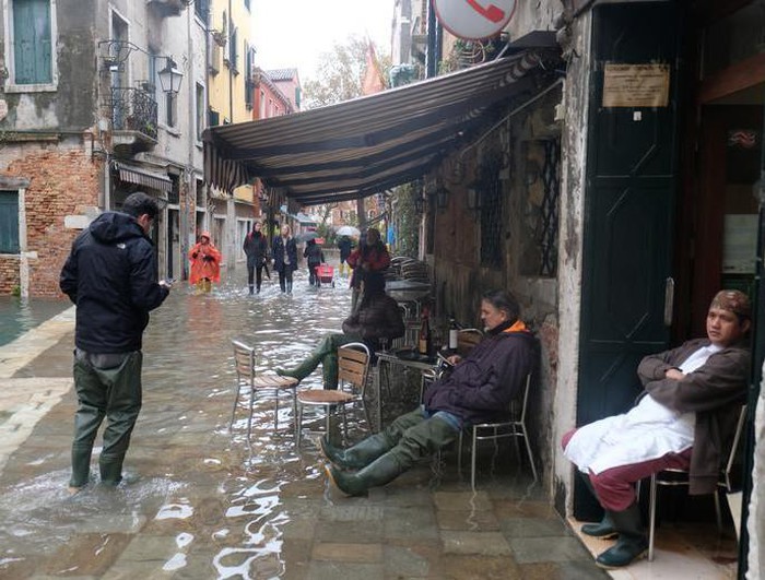 Khách du lịch bì bõm lội nước... khi tới Venice, Italy - Hình 12