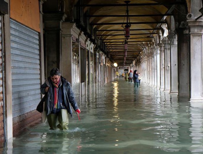 Khách du lịch bì bõm lội nước... khi tới Venice, Italy - Hình 5