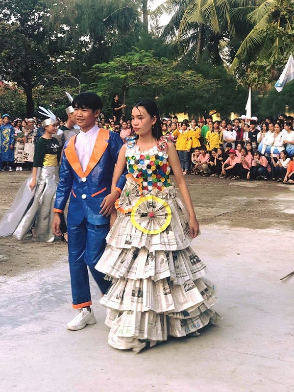 Đã mắt ngắm nhìn màn trình diễn trang phục tái chế đẹp như bữa tiệc dạ hội của teen Lê Hồng Phong - Hình 7