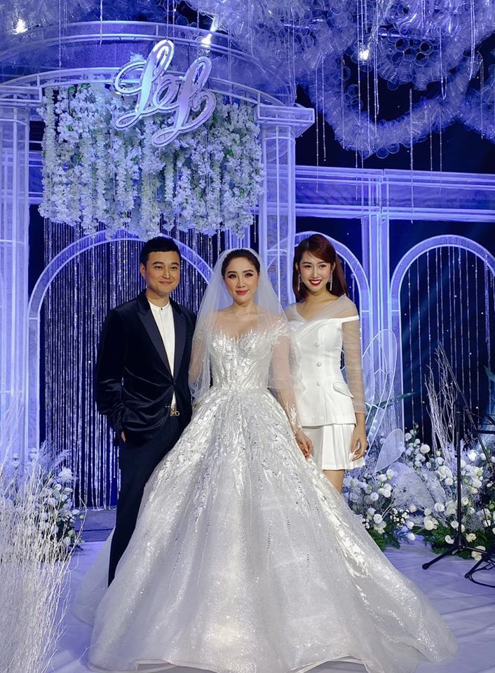 Xem chiếc váy cưới dài nhất Việt Nam
