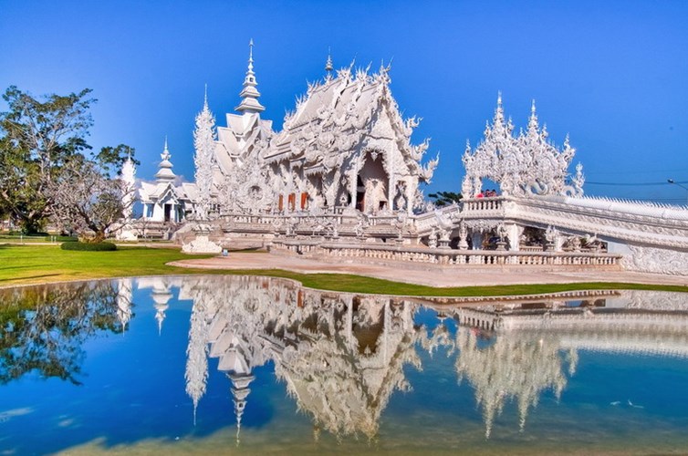 Những bàn tay kỳ dị vươn lên trời trong ngôi chùa Thái Lan - Du lịch - Việt  Giải Trí