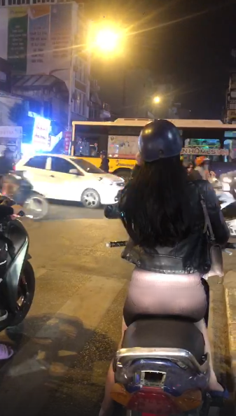 Đi xe máy ban đêm mặc quần quá mỏng để nộ cả nội y, cô gái xinh đẹp khiến dân mạng nóng mắt - Hình 3