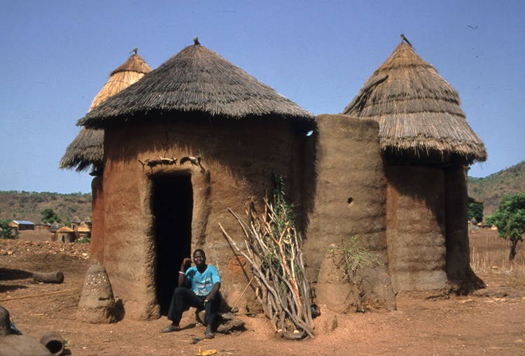 Togo kak. Коутаммакоу того. Тоголезская Республика Ломе. Малагасийцы Мадагаскара жилища. Жилища в Нигерии.