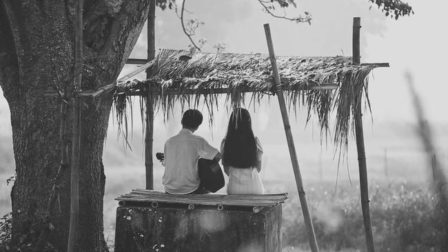 Có chàng trai viết lên cây xuất hiện ở Mắt Biếc: Ngạn đàn hát si tình cho Hà Lan nghe, nhìn thôi là thấy đau lòng - Hình 4
