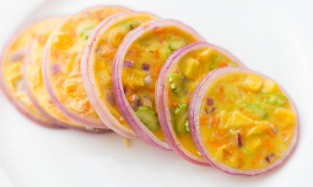 Đổ trứng vào hành tây, tưởng công cốc mà có món bánh hấp dẫn khiến con thích mê - Hình 1