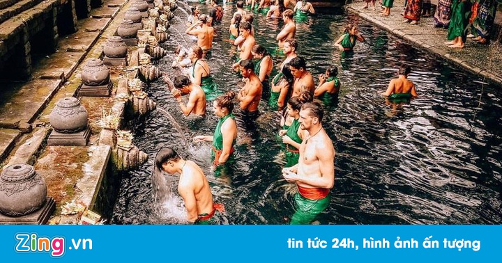 Hồ nước thánh hút khách đến tắm ở đền thiêng Indonesia - Hình 1