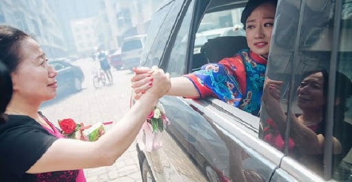 Lỡ làm vỡ chiếc bát quý mà mẹ chồng gọi điện cho thông gia dọa trả dâu, mẹ đẻ nói cứng câu này khiến bà ngượng ngùng đỏ mặt - Hình 1