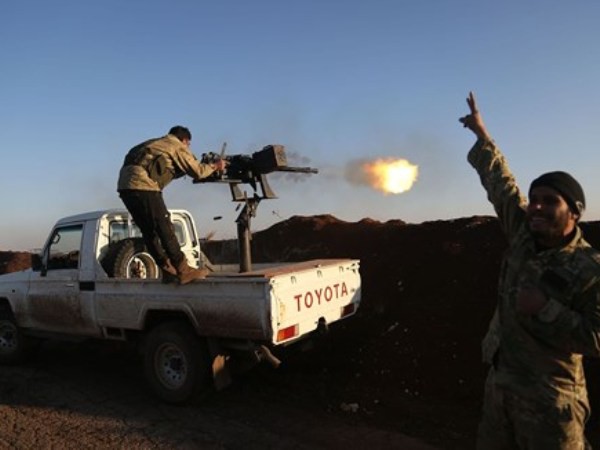 Phiến quân phóng tên lửa phá hủy căn cứ của quân đội Syria ở Hama - Hình 1