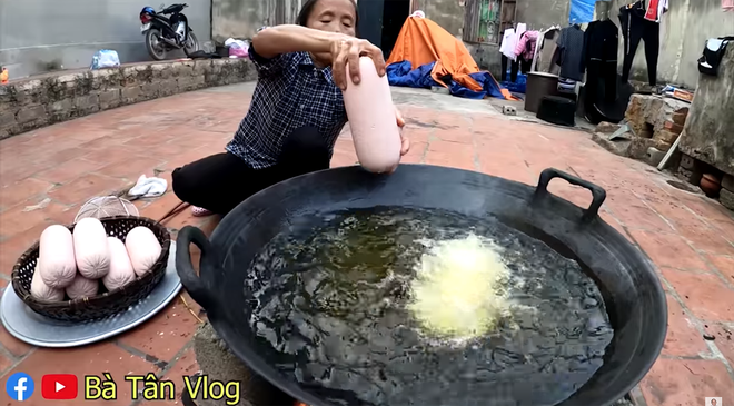 Vẫn chỉ có Bà Tân Vlog mới có món xúc xích khác người như thế: dành cho những ai có miệng rộng bởi vì quá siêu to khổng lồ - Hình 3