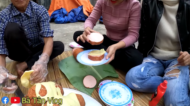 Vẫn chỉ có Bà Tân Vlog mới có món xúc xích khác người như thế: dành cho những ai có miệng rộng bởi vì quá siêu to khổng lồ - Hình 8